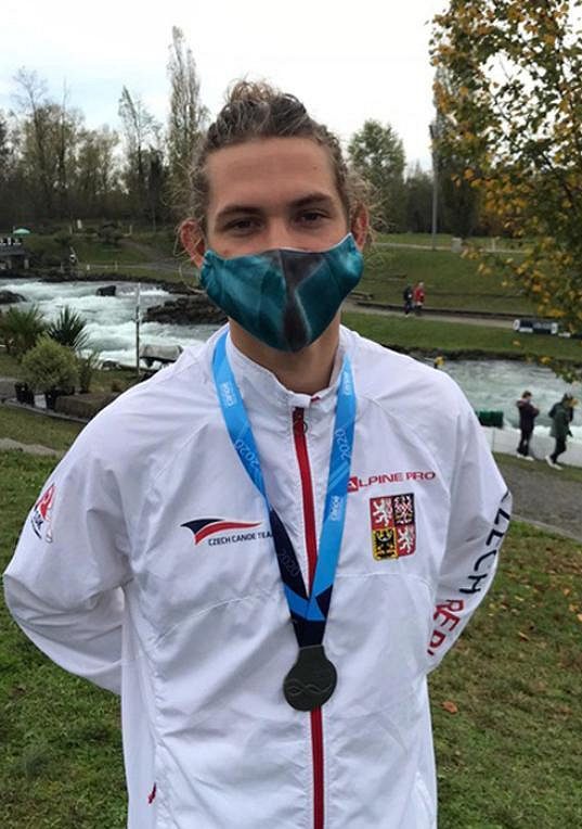 Český kajakář Tomáš Zima získal stříbrnou medaili za druhé místo ve finále Světového poháru ve vodním slalomu.