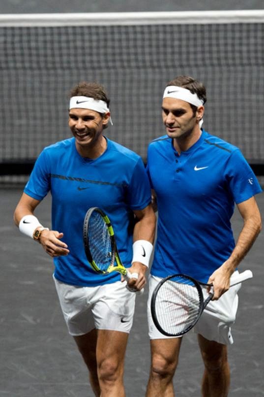 Švýcar Roger Federer (vpravo) a Španěl Rafael Nadal z týmu Evropy při utkání s Američany Same Querreym a Jackem Sockem z výběru světa.