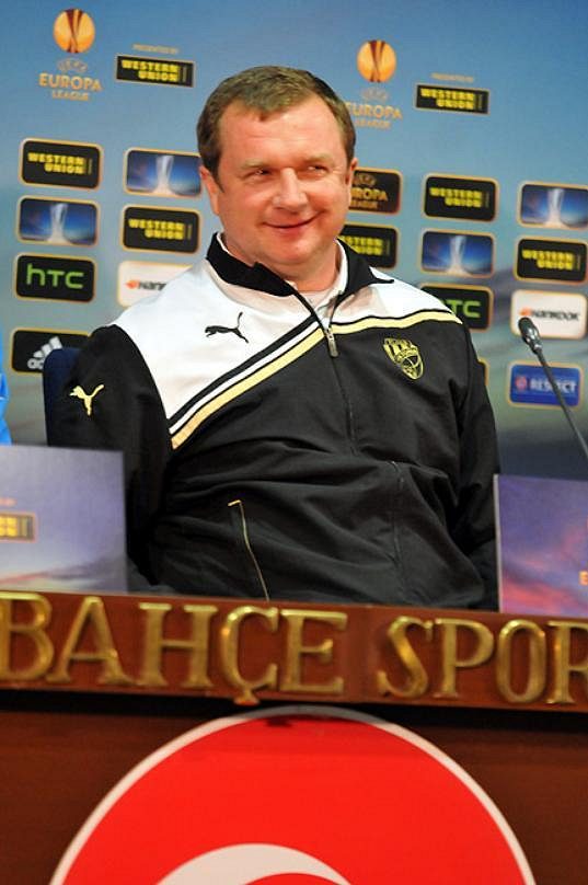 Vysmátý trenér Pavel Vrba při předzápasové tiskové konferenci odvety osmifinále Evropské ligy s Fenerbahce Istanbul.