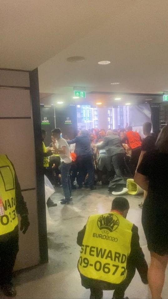 Divoké finále EURO. Policie kvůli násilnostem zatkla 49 lidí. Devatenáct policistů utrpělo při šarvátkách v Londýně zranění.