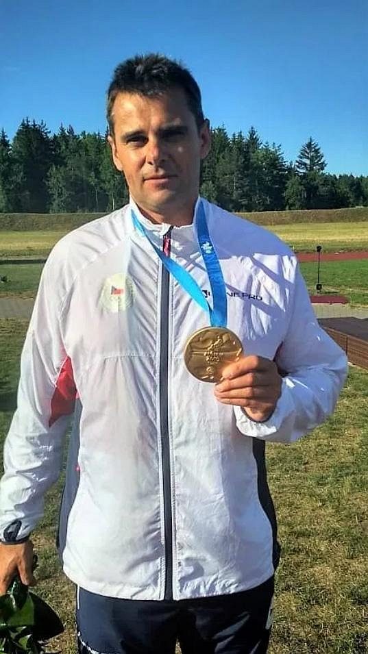 Sportovní střelec David Kostelecký se zlatou medailí za vítězství na Evropských hrách v Minsku.