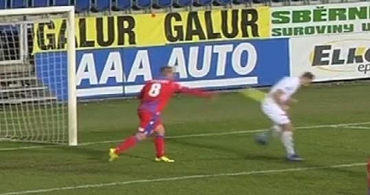 David Limberský mrštil míč po Patriku Šimkovi.