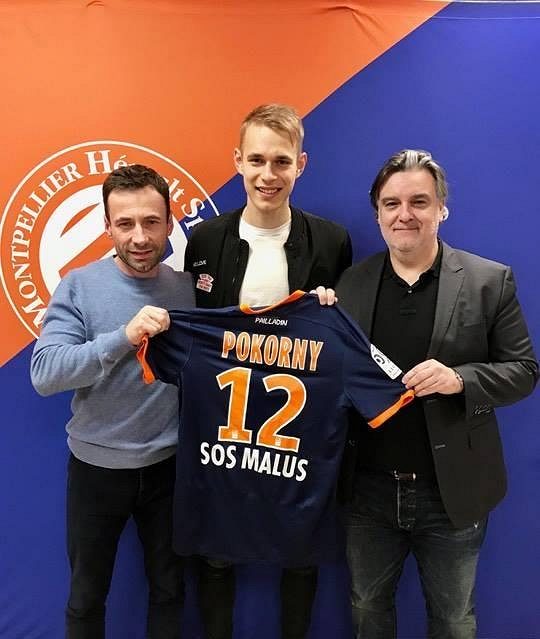 Lukáš Pokorný s dresem Montpellieru společně s Viktorem Kolářem, manažerem ze zastupující agentury Sport Invest, a Laurentem Nicollinem (vpravo), prezidentem francouzského klubu.