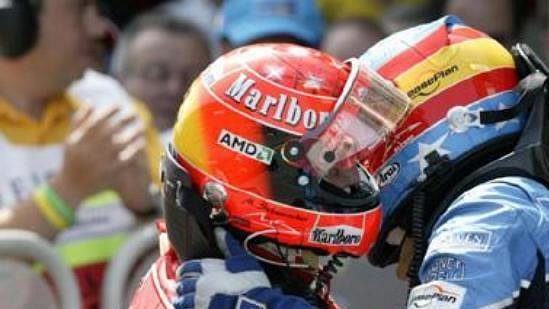 Fernando Alonso blahopřeje těsně po skončení Velké ceny Španělska Michaelu Schumacherovi k vítězství.