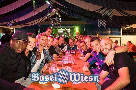 Prost! Fotbalisté Basileje na pivních slavnostech (u stolu druhý zprava Marek Suchý, po jeho pravici Tomáš Vaclík).