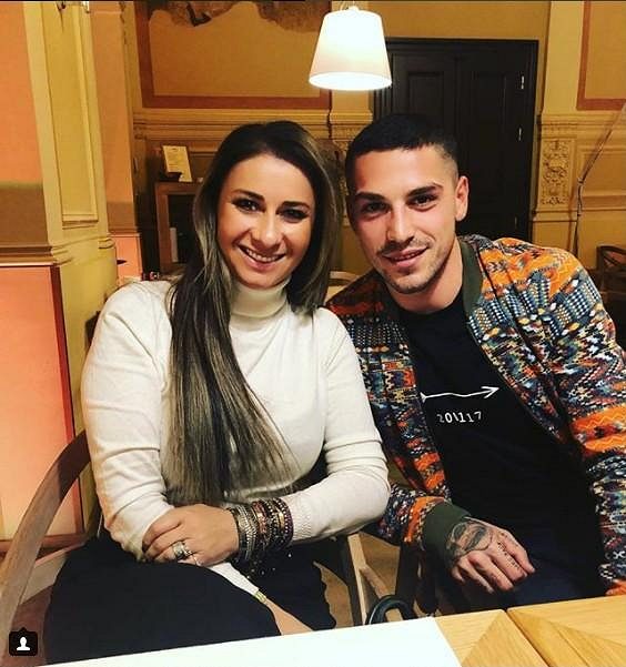 Fotbalová agentka Anamaria Prodan-Reghecampfová (vlevo) s rumunským fotbalistou Nicolaeem Stanciuem.