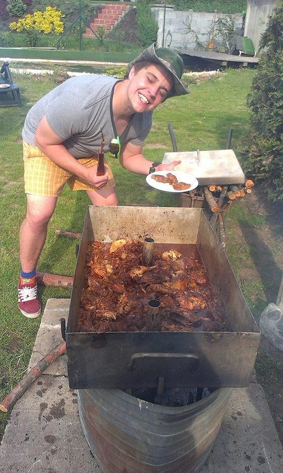 Martinovo staré já se sklání nad hromadou masa a touží ji celou pozřít.
