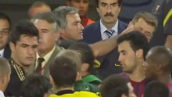 Když Mourinho štípnul v zápase s Barcelonouj tehdejšího asistenta Guardioly Villanovu.