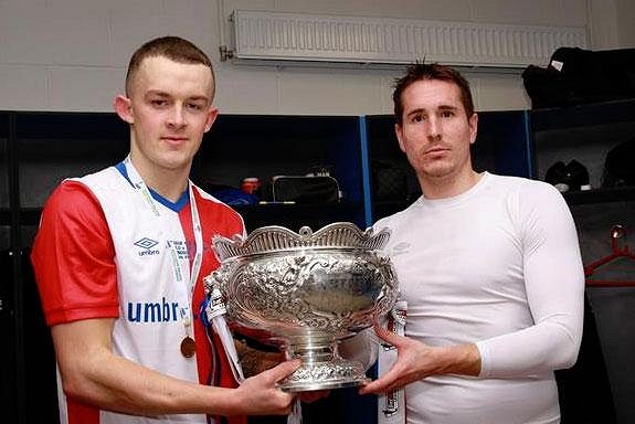 Marek Červenka (vpravo) s trofejí za vítězství v Ligovém poháru.