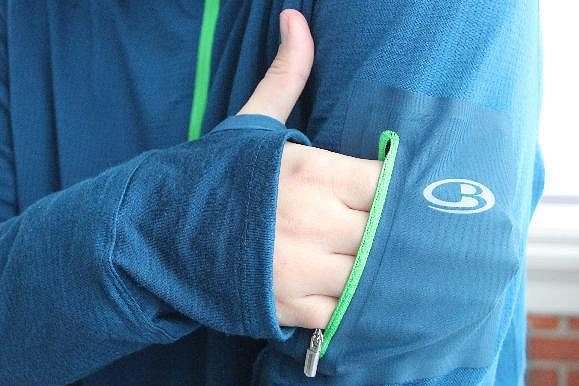 Mikina Icebreaker Compass byla testována i ve sněhu a mrazu. Do kapsy se vám něco vejde.