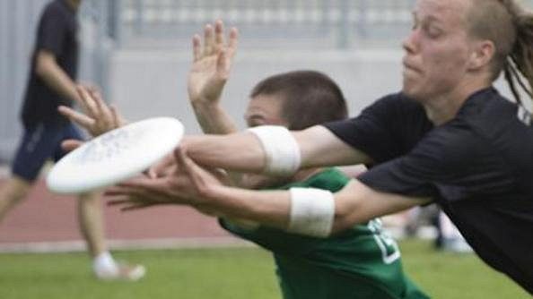 Do první ligy postoupily 4 týmy, všechny z Prahy. Na snímku bojují o disk Štěpán Materna (vpravo) z Prague Devils A a Vojtěch Průšák z týmu FUJ.