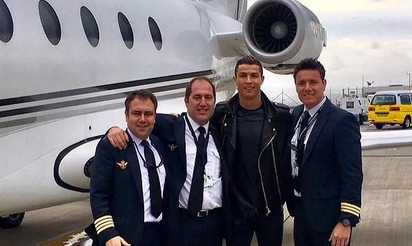 Cristiano Ronaldo před svým tryskáčem