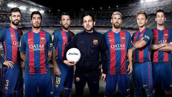 Kouzelník Dynamo (s míčem) je zázračnou posilou Barcelony...