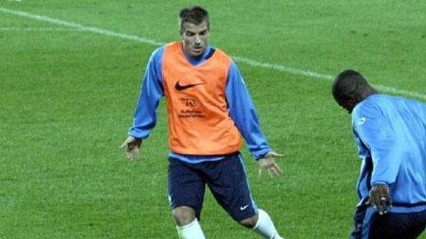 Rafael Van der Vaart (vlevo) v obranné činnosti