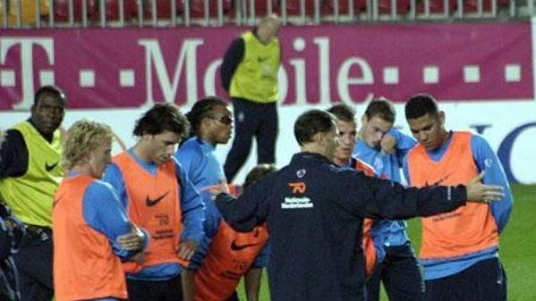 Trenér Nizozemska Marco Van Basten udílí pokyny během tréninku před zápasem proti České republice.