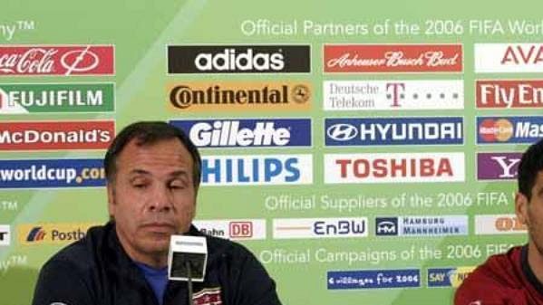 Americký trenér Bruce Arena (vlevo) s kapitánem Claudiem Reynou