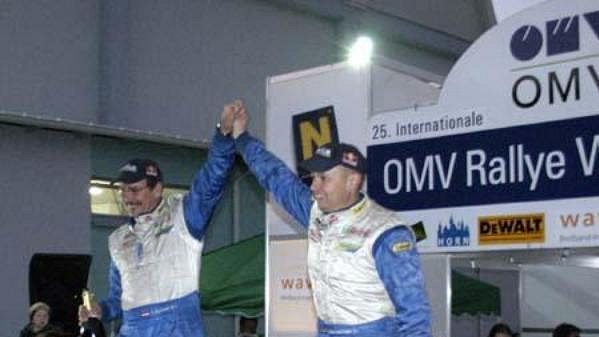 Vítězná dvojice Waldviertel rallye Raimund Baumschlager (vpravo) se spolujezdcem Thomasem Zeltnerem