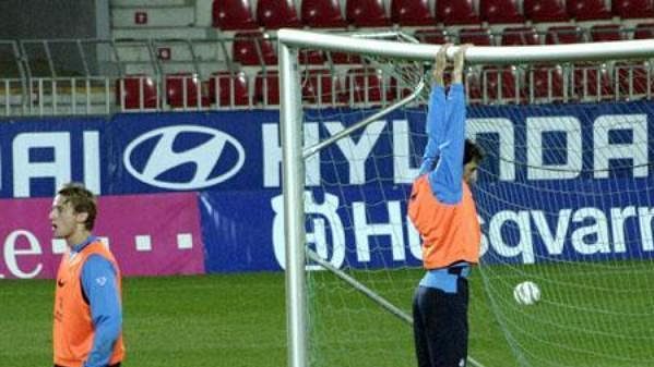 Útočník Ruud van Nistelrooy visí na brance během tréninku nizozemské reprezentace