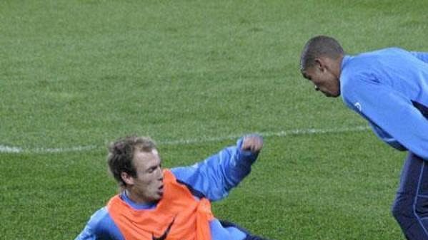 Arjen Robben (na zemi) při defenzivní práci během tréninku nizozemské reprezentace