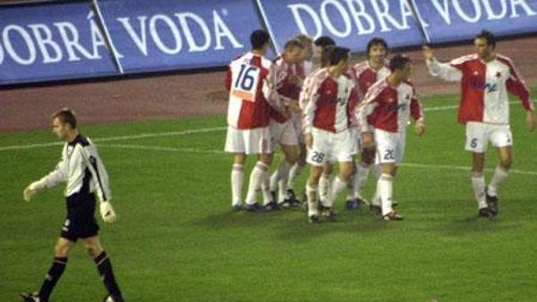 Fotbalisté Slavie se radují po gólu do sítě Slovácka.