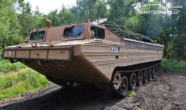 Obojživelný transportér PTS-10