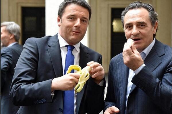 Banán snědli také italský premiér Matteo Renzi a trenér národního týmu Cesare Prandelli (vpravo).