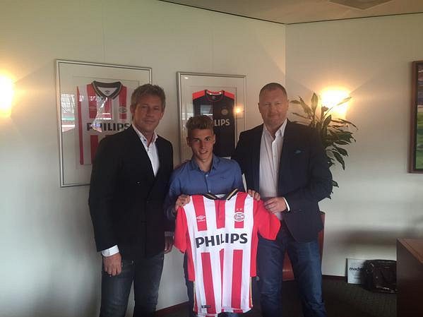 Michal Sadílek pózuje s dresem nizozemského mistra PSV.