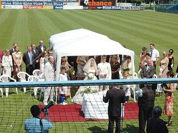 Netradiční svatební obřad Marka Matějovského přímo na hrací ploše stadiónu v Mladé Boleslavi...
