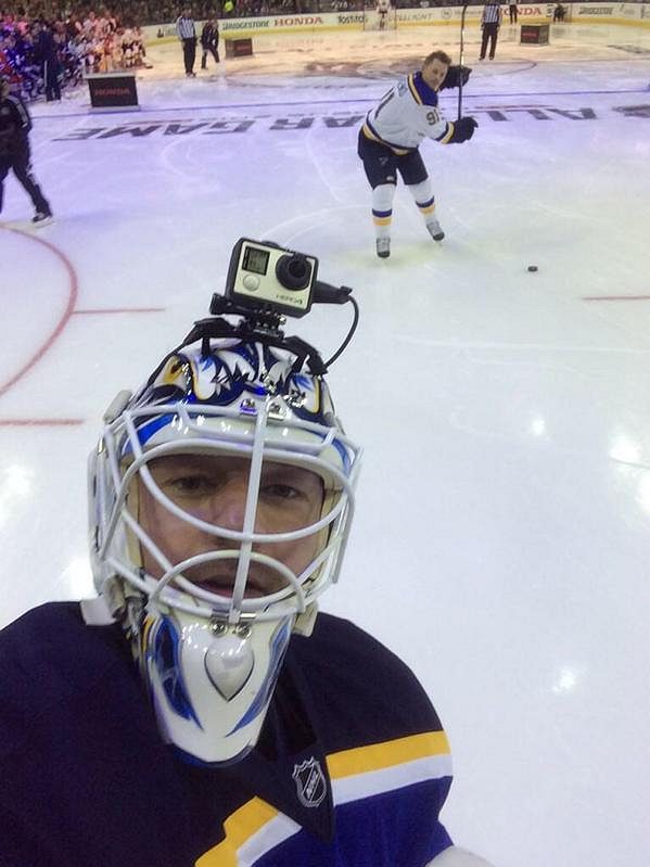 Brian Elliott si neláme hlavu s tím, že na něho právě najíždí Vladimir Tarasenko.