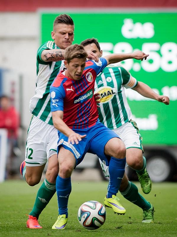 Vpředu plzeňský Patrik Hrošovský a za ním autor hattricku Elvis Bratanovič z Bohemians.