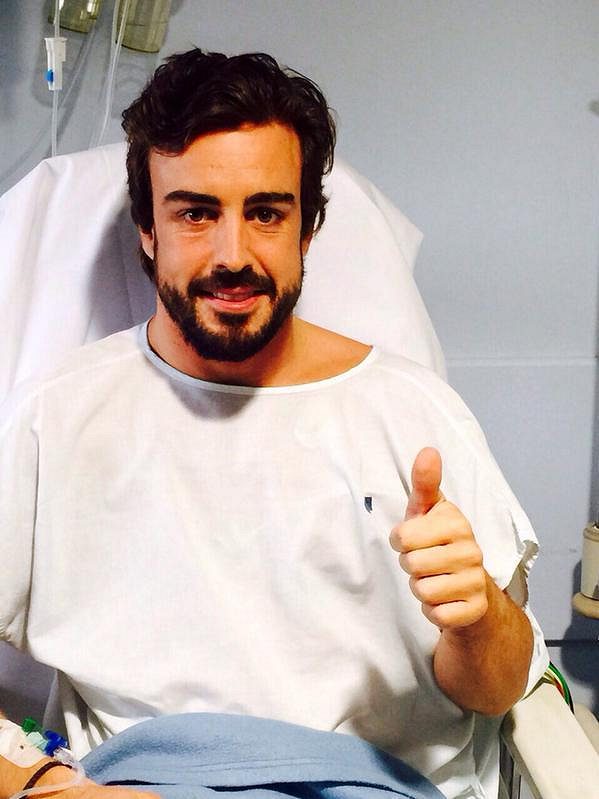 Fernando Alonso pozdravil fanoušky z nemocničního lůžka.