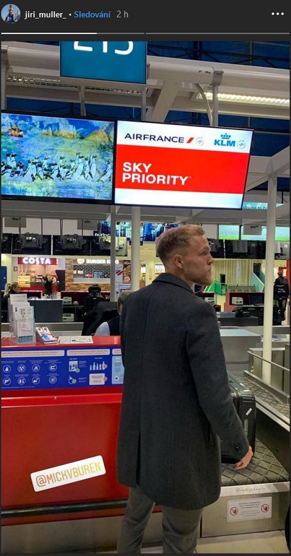 Nick van Buren odlétá ze Slavie...? Snímek z letiště zveřejnil jeho agent Jiří Müller.