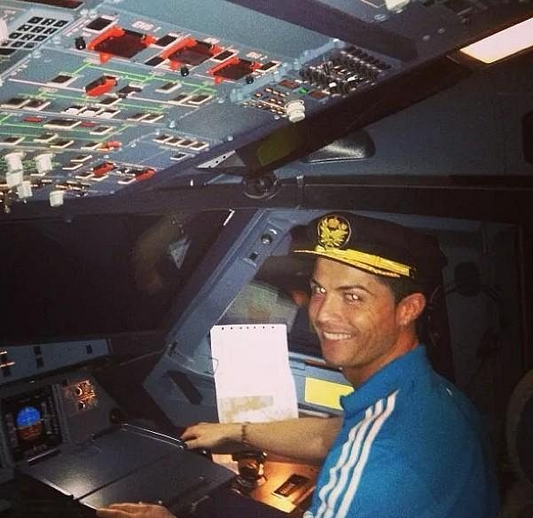 Cristiano Ronaldo v kokpitu svého letounu