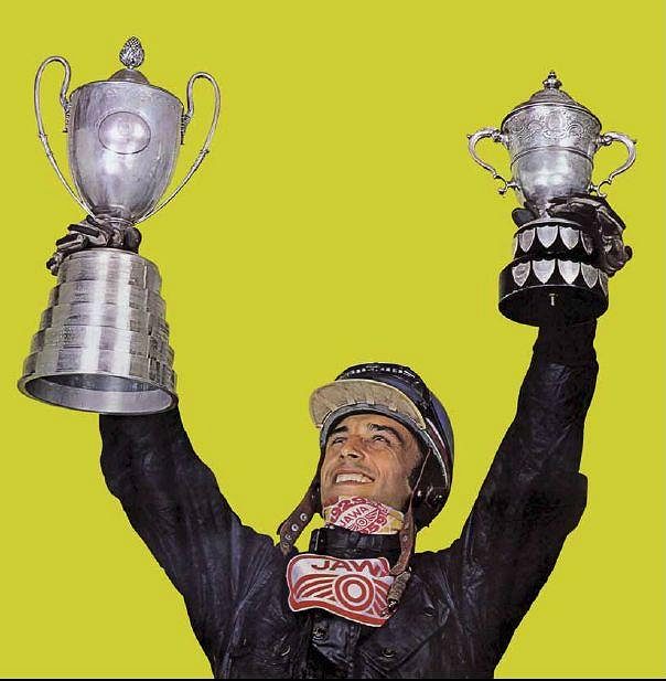 Král Květoslav Mašita se Světovou trofejí a Stříbrnou vázou.