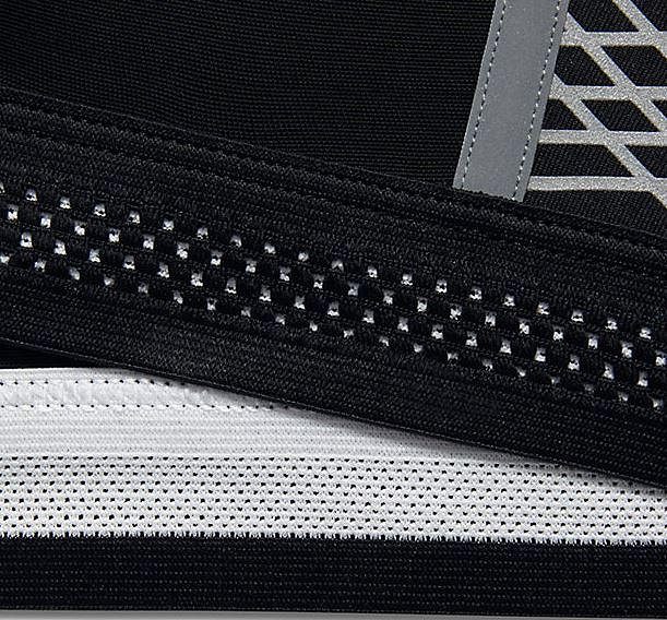 Podprsenka Nike Pro Fierce Reflective: Detail odvětrávání.
