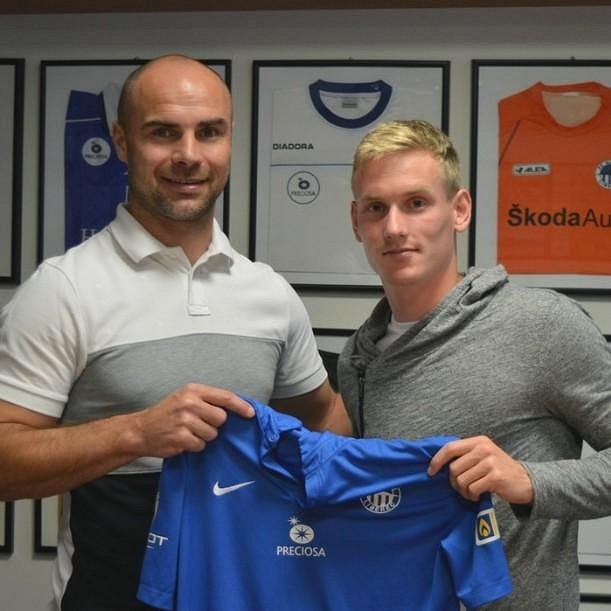 Nová posila Slovanu Liberec Petr Ševčík (vpravo) se sportovním ředitelem Janem Nezmarem.