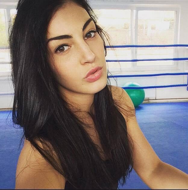 Boxerka Lucie Sedláčková modelingové zkušenosti nezapře.