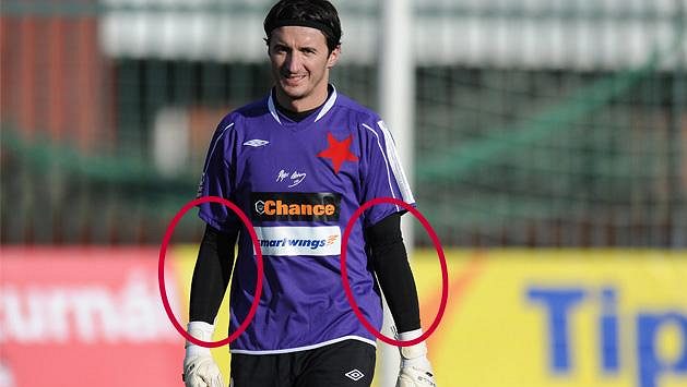 Exslávista Kamil Čontofalský předvádí zakázaný barevný nesoulad mezi dresem a termonátělníkem.