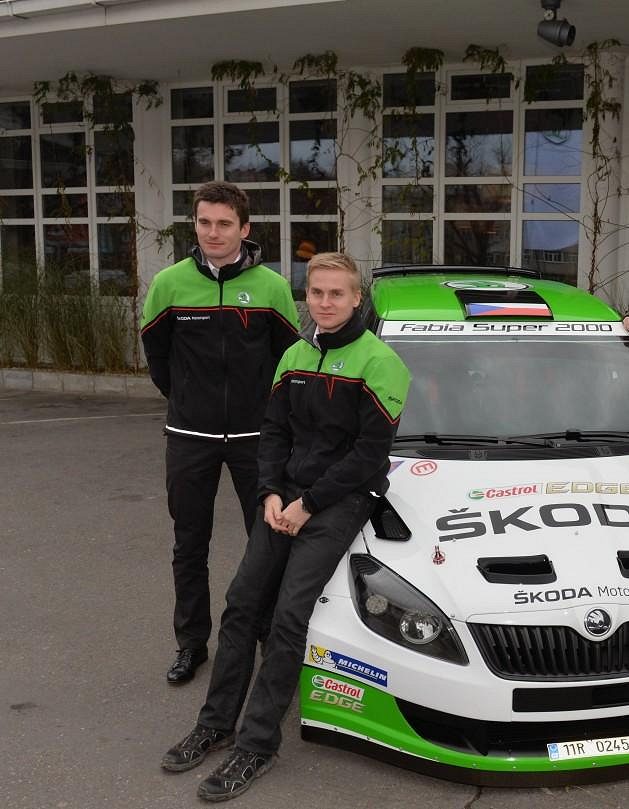 Esapekka Lappi, pilot továrního týmu Škoda Motorsport, s úřadujícím mistrem Evropy Janem Kopeckým (vlevo).