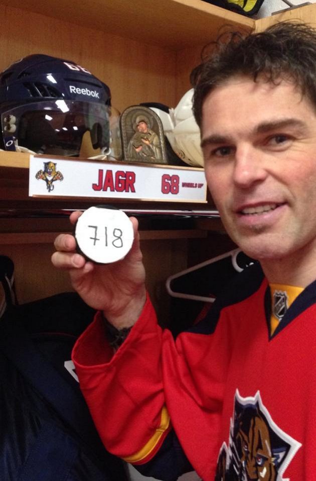 Tak konečně se to podařilo! Jaromír Jágr vstřelil 718. gól v NHL a na páté příčce se v historické tabulce střelců odpoutal od Phila Esposita.