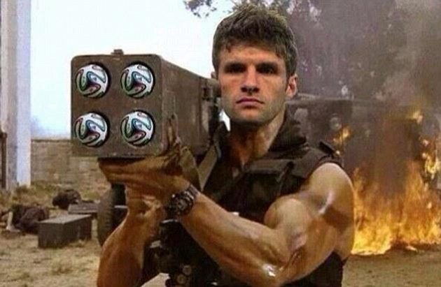 Německý útočník Thomas Müller coby akční hrdina se zásobou míčů Brazuca připravených k nasázení do sítě brazilské branky.
