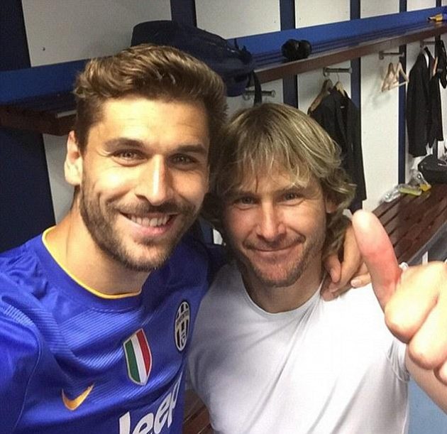 Vztyčený palec. Také Pavel Nedvěd (vpravo) a Fernando Llorente se bezprostředně po remíze 1:1 v kabině stadiónu Santiago Bernabéu radovali z finálové účasti.