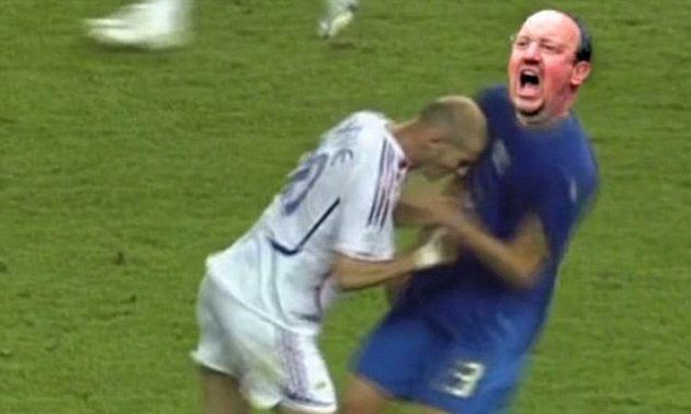 Zinedine Zidane a jeho legendární hlavička - místo Marca Materazziho však skolila Rafu Beníteze.