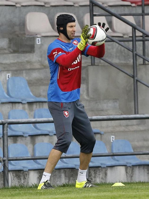 Petr Čech na tréninku fotbalové reprezentace v Rize.