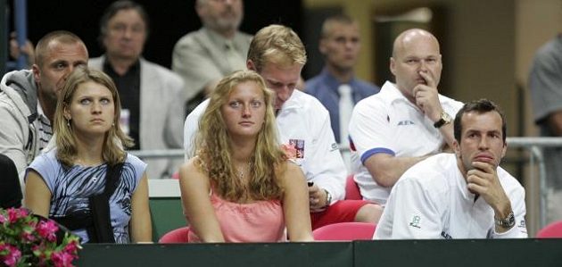 Petra Kvitová (uprostřed) a Radek Štěpánek sledovali v roce 2009 čtvrtfinále Davis Cupu mezi Českem a Argentinou. Vlevo Lucie Šafářová.