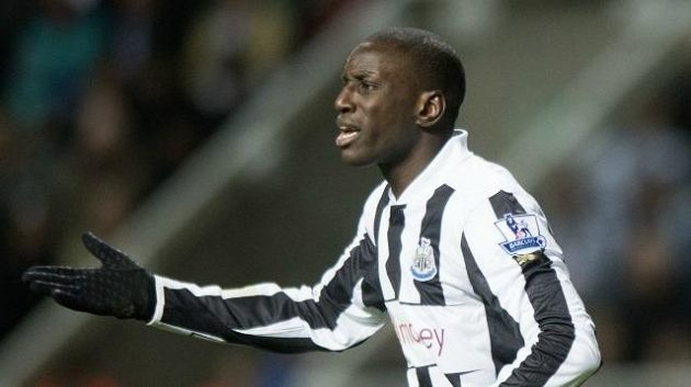 Kanonýr Newcastlu Demba Ba se přiblížil odchodu do Chelsea.