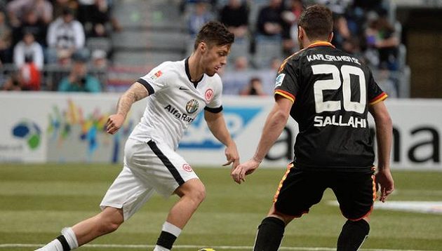 Václav Kadlec (vlevo) v dresu Eintrachtu během halového turnaje v Mannheimu.