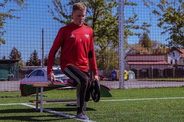 Brankář Antonín Kinský během tréninku s A-týmem pražské Dukly.