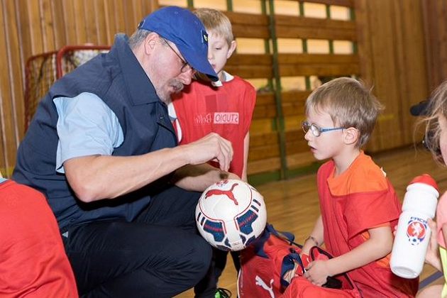 Nakonec rozdával pošťák Petr Švancara i autogramy.