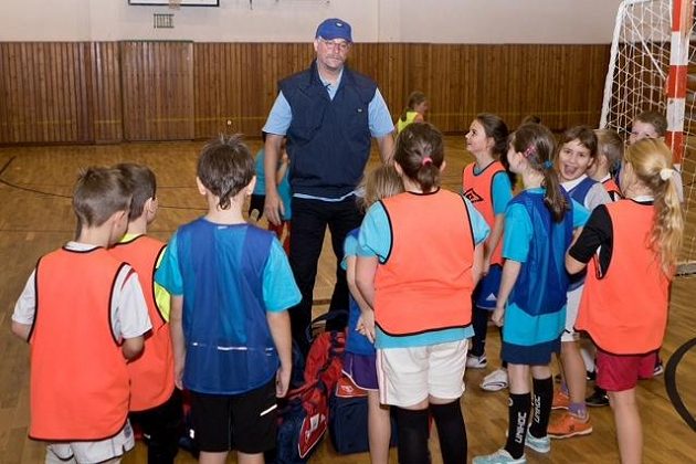 Petr Švancara v převleku za pošťáka rozdával dětem brněnské Lokomotivy dártky.